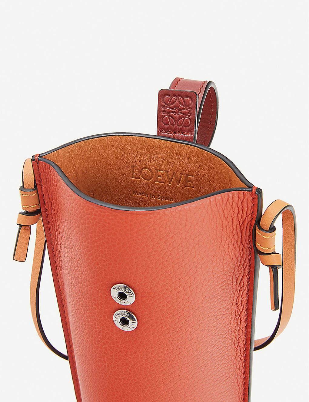 【LOEWE名牌手袋】另一款就是較為罕見的LOEWE迷小手機袋，如果日常到附近逛逛，沒太多東西拿出門，這個就一定很適合你