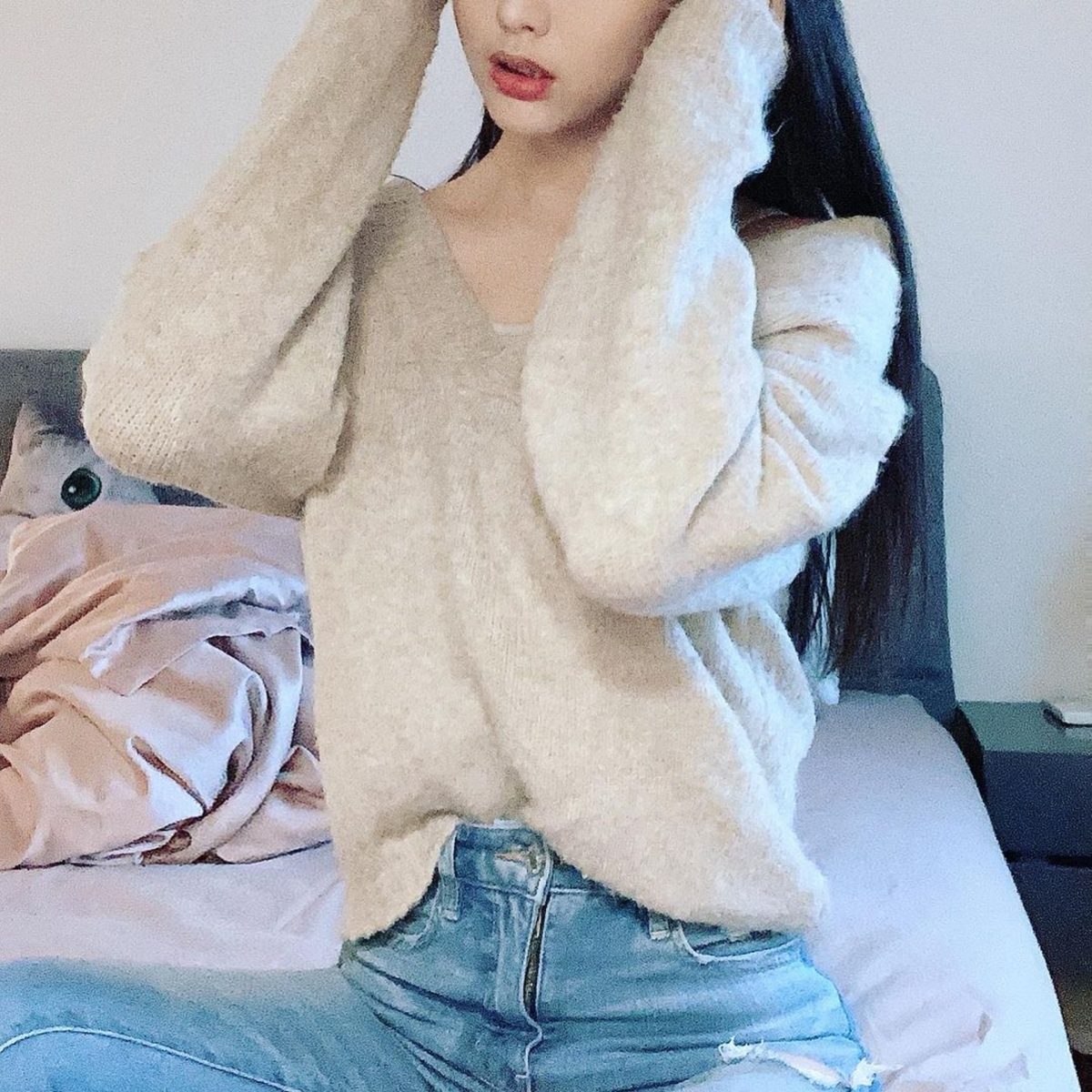 她毛絨絨的上衣溫柔感超重,讓人都很想抱一抱~而且上衣的領口設計還比較大,拉低一邊穿就會有不經意的性感,一邊小膊頭的露出份量剛好,太多反而讓人感覺太邪惡。下身她配上一條緊身修腰牛仔褲,給人感覺隨性又年輕,把毛衣的中間收進褲頭還可以突顯腰線的性感,而且顯腿長呢~