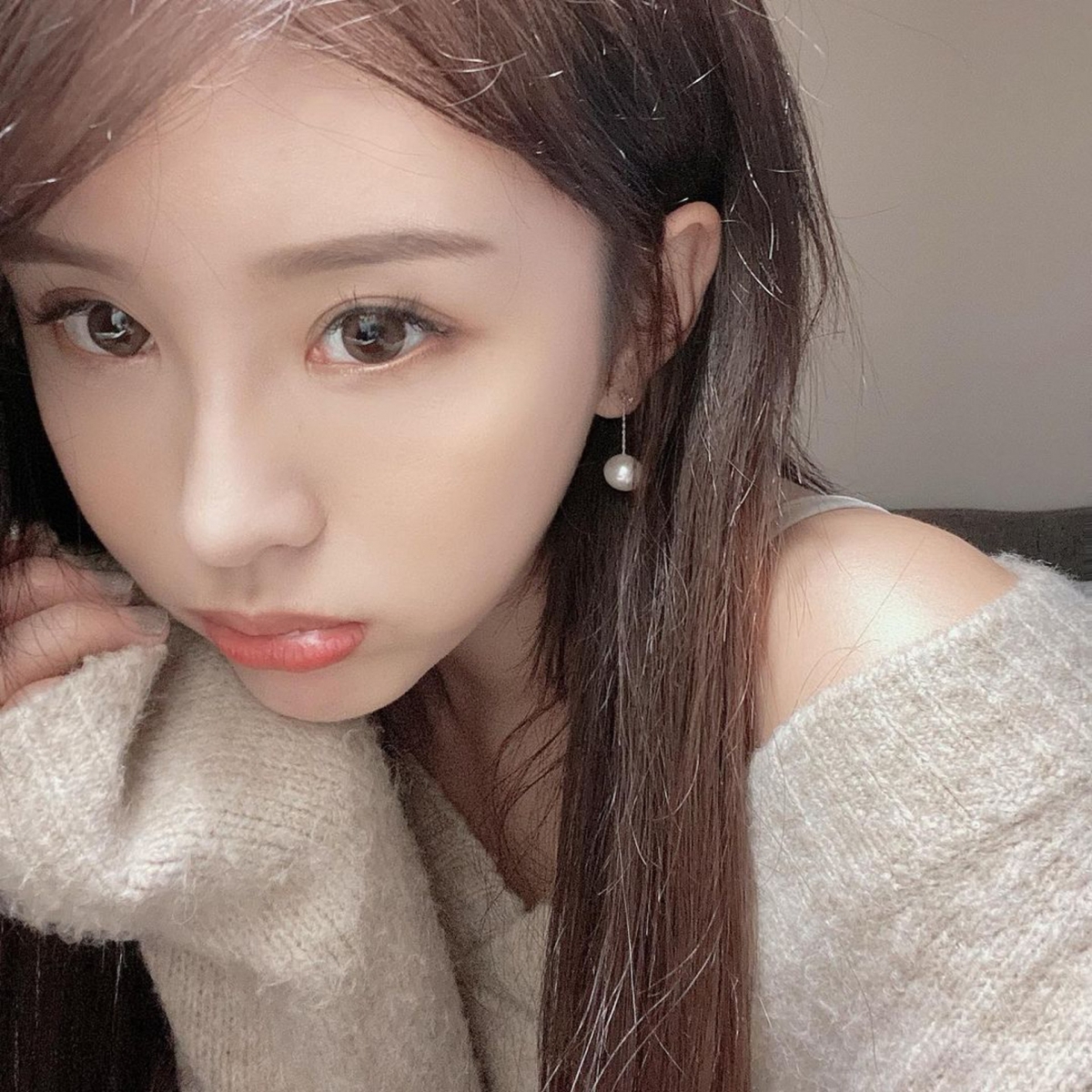 近日第四波疫情爆發,演藝圈的藝人也相對會減少了工作。在家居避疫的這段漫長時間,DaDa陳靜就選擇在家中自拍消磨時間,即使不出外也要打扮得美美的,更新一下動態讓粉絲們能看到她的近照~