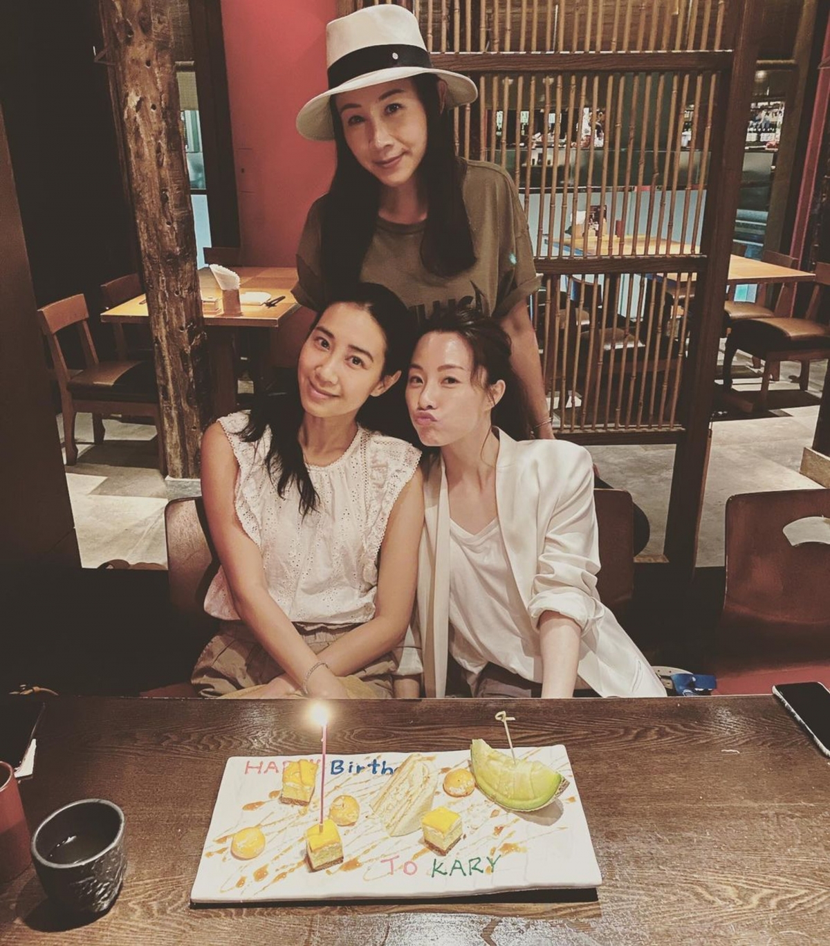 Angela與Stephy及Kary不時也會約出來聚餐,在各人的生日日子,更會為彼此慶生,感情相當要好。