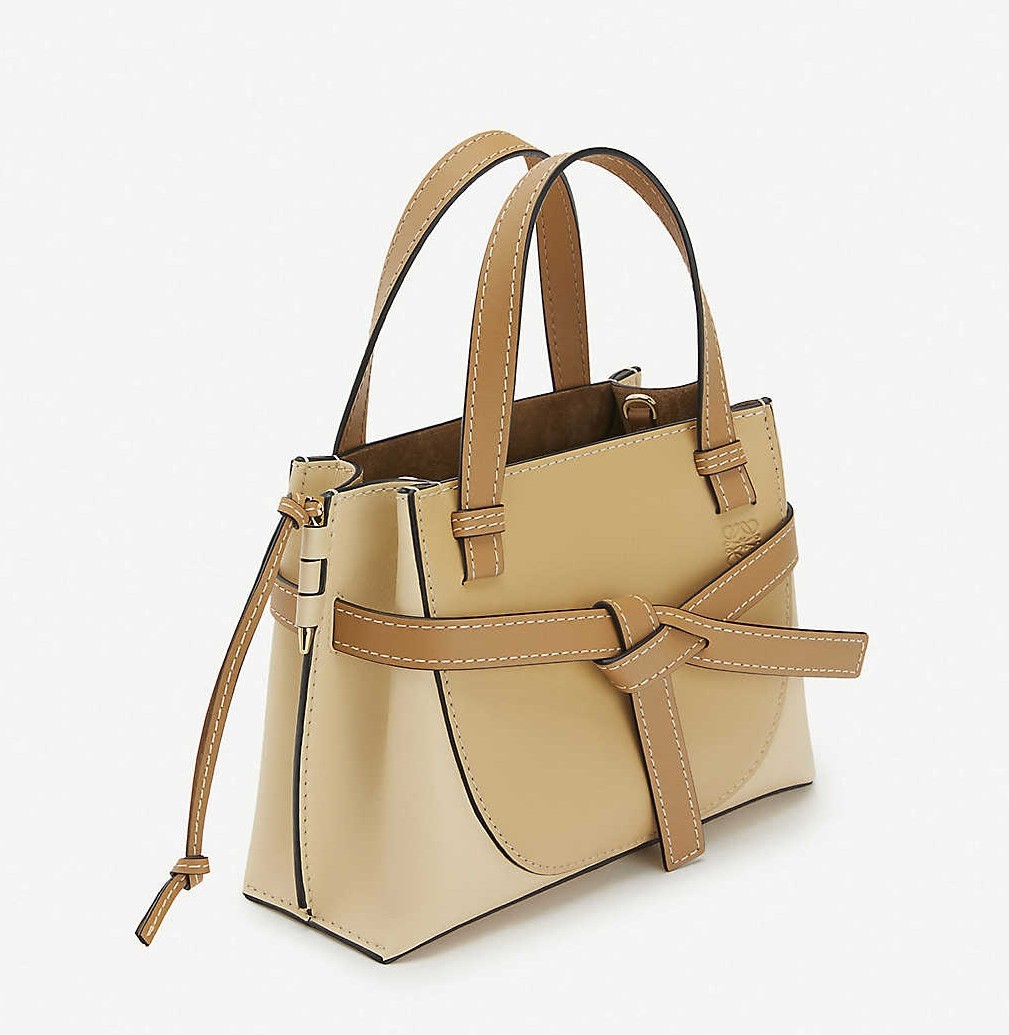 【LOEWE名牌手袋】這款以最有名的Gate系列經典馬鞍袋再改造，把包身的正面蝴蝶結皮帶變大，超顯質感！