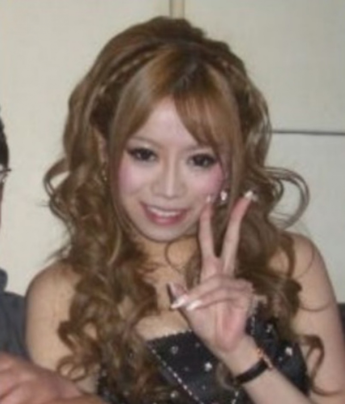 【日本陪酒女Emiri】整容變漂亮後,並來到了日本最大陪酒場所「歌舞伎町」,就開始努力發展她的陪酒事業。
