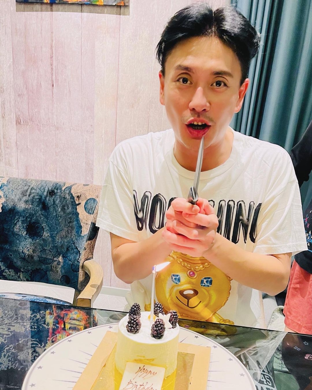 【香港男明星學生相】後來黃宗澤因瞬間發育變高了,所以身型也慢慢變得又高又瘦的男神,當年更曾參與過《YES!》校草選擇