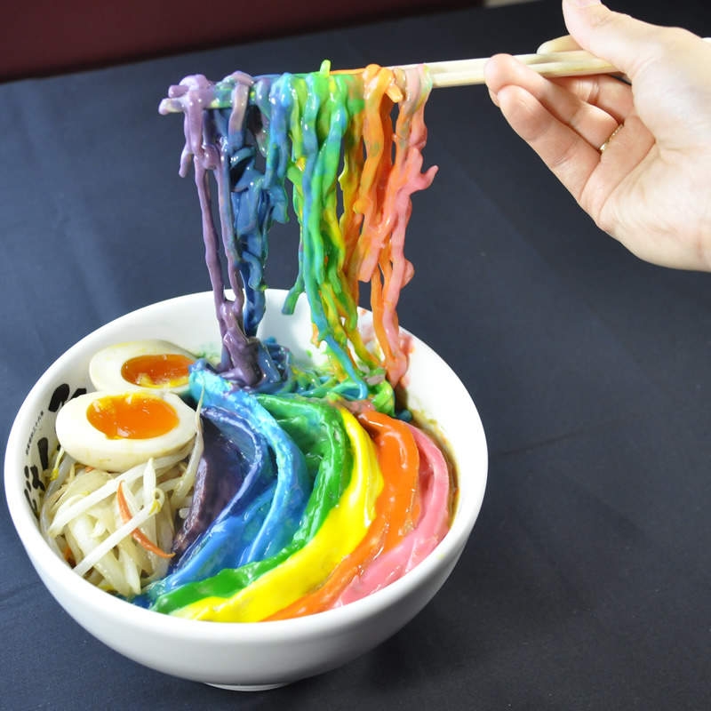 「快樂彩虹拉麵」在12月8日就已經開始在連鎖拉麵店「札幌ラーメン どさん子」開賣,售價1280 yen(約96元港幣)!這款拉麵研發的原因主要是為了想振奮飲食業,由於2020年大家受到疫情的影響,社會狀況一片灰暗,所以才製作彩色的商品,寓意要保持希望和快樂。