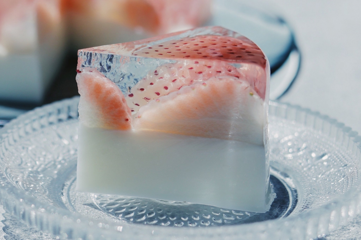 製作可分為兩部分，分別是底部的牛奶果凍以及頂部的透明草莓層。