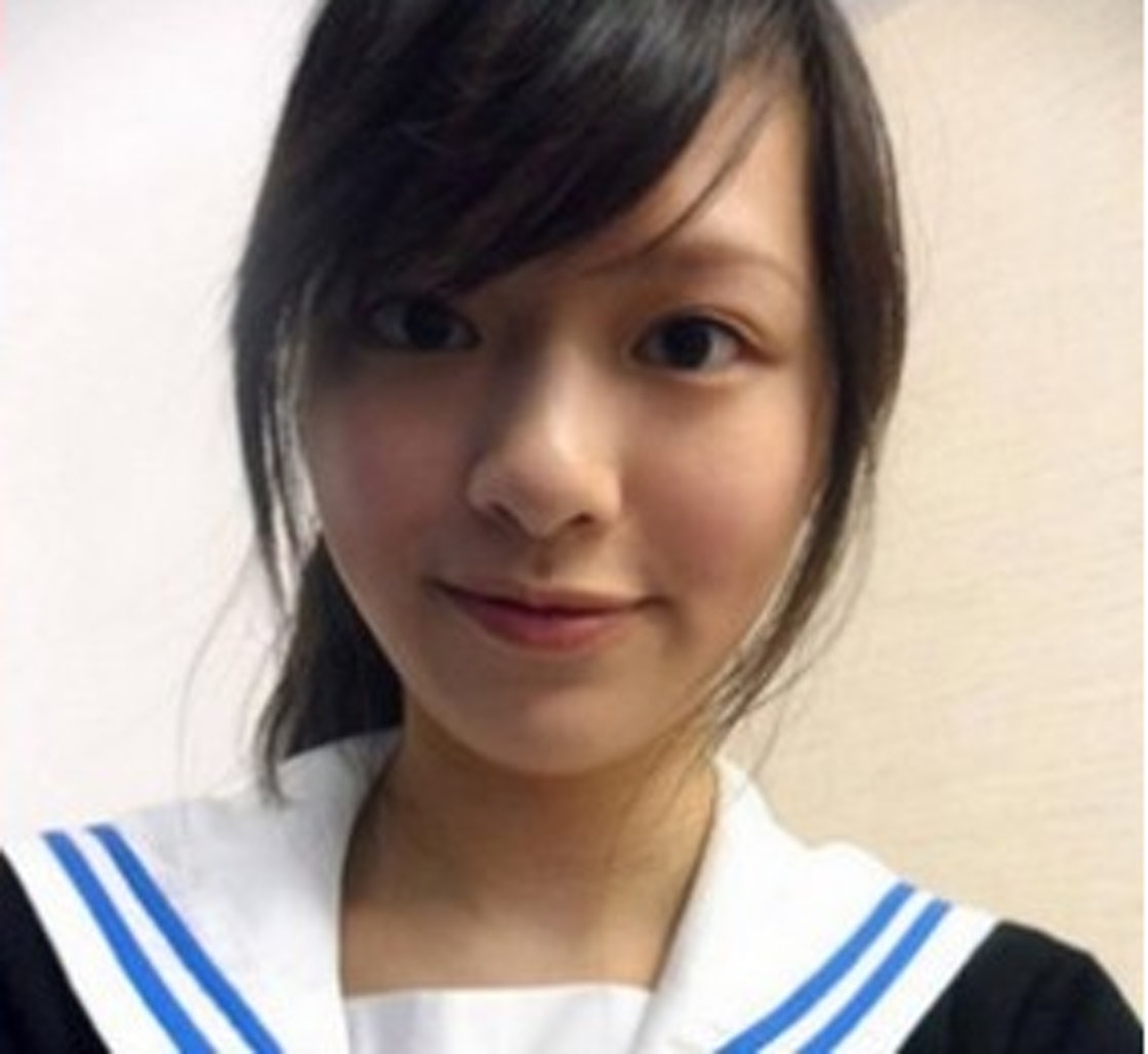【香港女明星學生相】香港小姐冠軍的馮盈盈(Crystal)學生時期的外貌也很不錯,有著眼大臉尖的樣子,跟現時非常相似!
