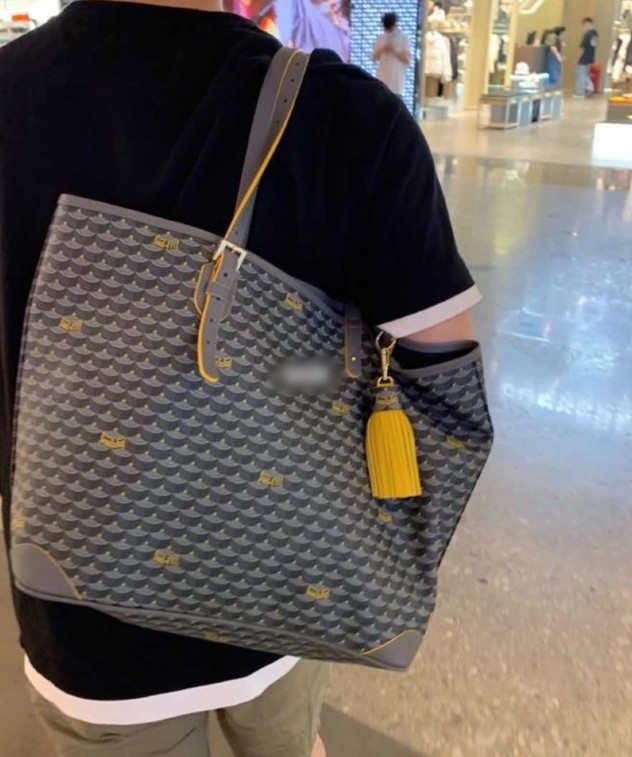 之前她也推介過一個超實用的名牌「奶粉袋」,雖然價值一萬塊但是她坦言喜歡手袋輕巧,可裝大量嬰兒用品,設計也中性,讓老公林峯幫忙揹手袋時也不會很尷尬,此態度被網民大讚。