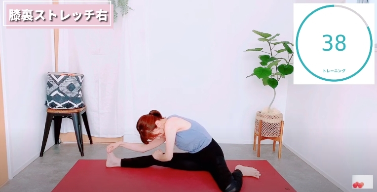 【瘦肌肉腿運動】右手碰著右腳,身體盡量向前傾,但緊記右腳一定要保持伸直的狀態