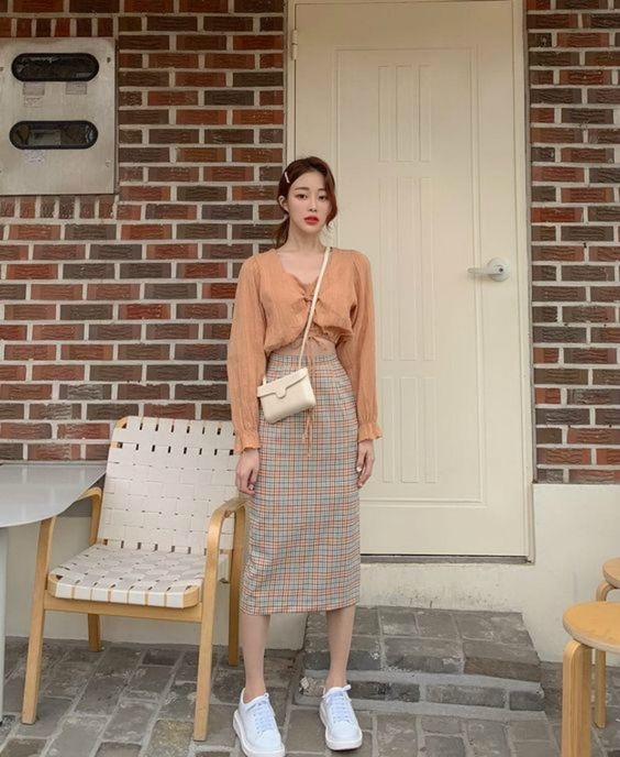 直板的鉛筆裙能令人看不出真實的腿型
