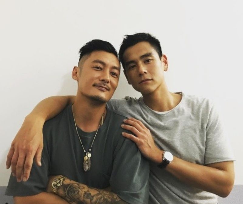 彭于晏也重溫舊時,po出另一張趣怪的舊照對比圖。那張舊照沒有18年前那般舊,但是他們的表情如一,可愛地高傲微笑,看得出他們的友好時光有多麼的愉快。他們驚嘆時光的飛逝,原來二人已經一同經歷過不少。