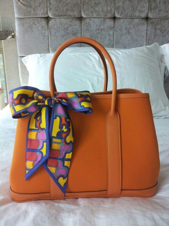 「Hermès Garden Party Bag」手袋有推出雙色及三色版本,讓你可以襯出更多元化的造型。