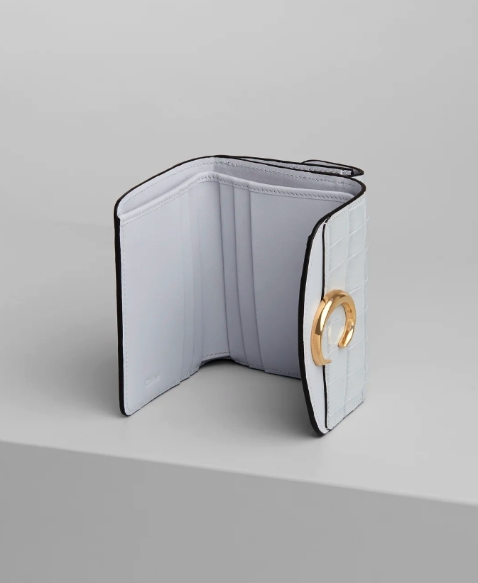 Chloé C small tri-fold wallet 以帶有鱷魚紋的小牛皮製成