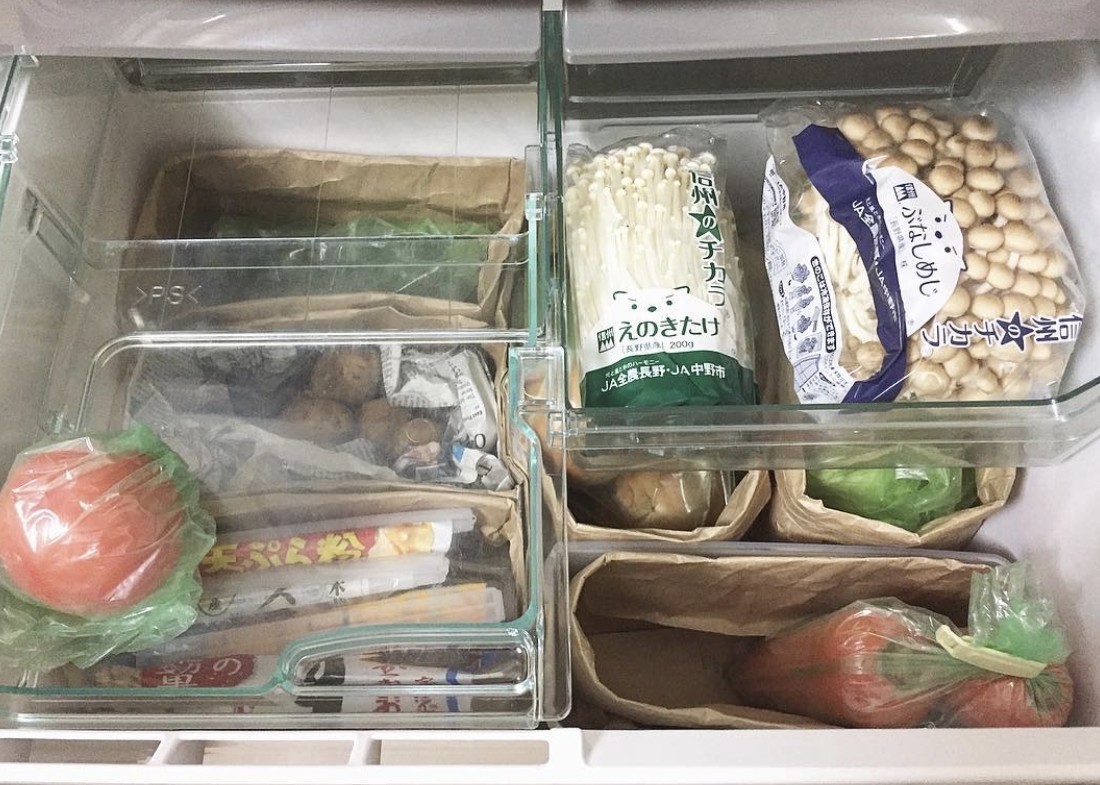 日本人收納招數層出不窮,不少創意的收納法也非常實用又環保。最近日本又盛行一個「紙袋收納法」!這個收納法活用多餘的紙袋,再DIY改裝成儲物箱,放在衣櫃或雪櫃用皆可,看內文一步學起來吧!