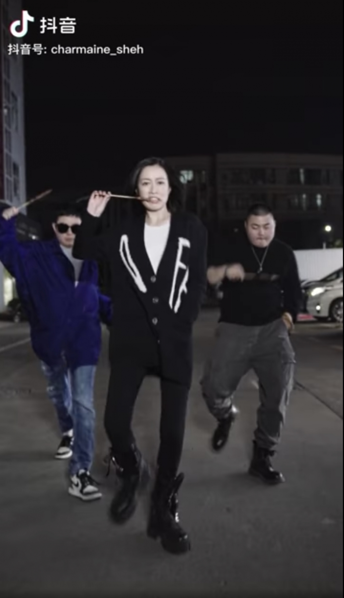 日前佘詩曼就在抖音趕上了這個潮流,以內地的商場和街道為背景,穿著黑色的毛衣、貼身長褲以及長靴,咬著一支串燒用的竹籤闊步行走,