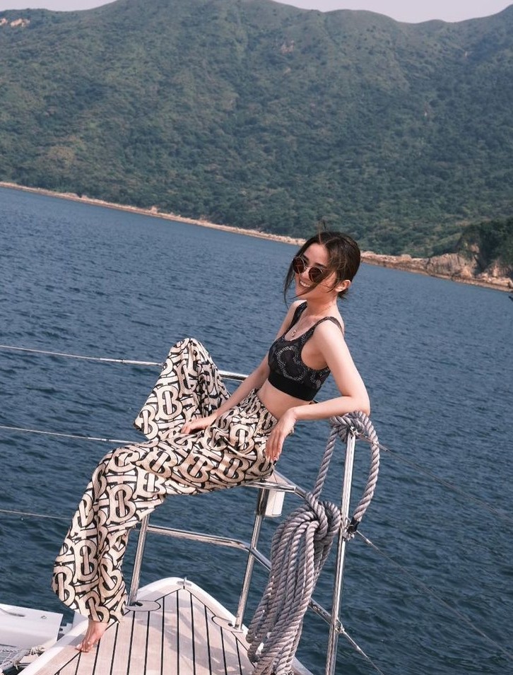 反而阿 SA 的身材就愈 KEEP 愈 FIT,常常出入 gym room 操肌