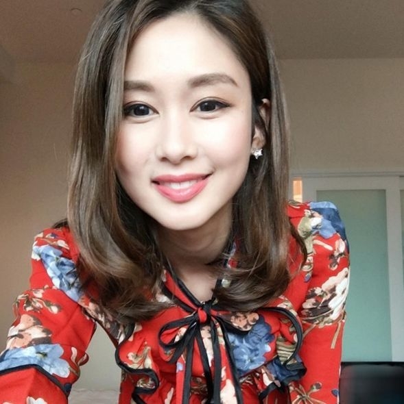 【香港女明星學生相】現時的岑麗香卻有著尖尖的瓜子面及超明顯的雙眼皮,整個就是「女大18變」