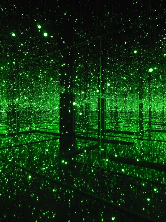 這次的展覽除了會展出草間彌生兩間經典的「無限鏡屋」
