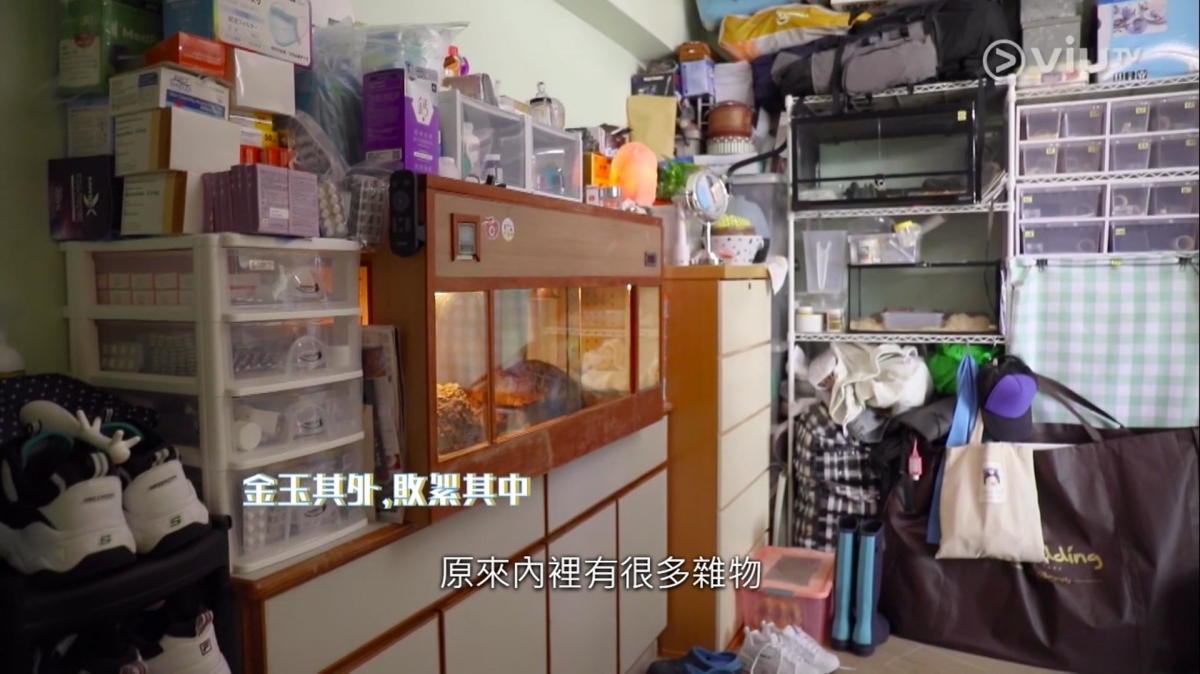 另外,客廳的雜物也需要重新整理,入屋的玄關位置因為太就手,就成為了雜物的總匯區。在櫃子上就放滿了藥物、口罩、零食和其他屬於父母的東西。兩大個層架就用來放置擺放Ray媽媽和凱儀的手袋和衣物。