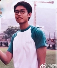 【香港男明星學生相】中學時期的陸浩明就已經是高瘦型,樣子跟現時也很相似,只是相中的他拿著小黃花再舉起ya的手勢,很有喜感