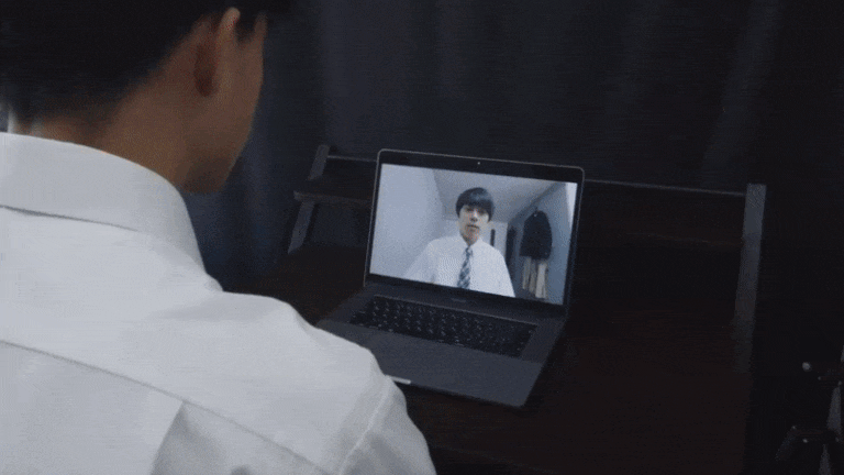 另一樣方便家中視像會議的商品就是視像會議睡衣！日本一間創意品牌公司Whatever就與著名設計師Akihiko Kimura合作推出了「WFH Jammies」系列的睡衣，專為Work From Home的人而設。商品最特別的地方就是衣服上半部就是正式得得體的恤衫，而下半部就是舒適的睡衣設計。