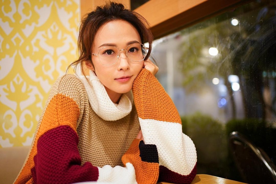 【香港女明星學生相】現時的湯怡簡單是愈大愈靚女~