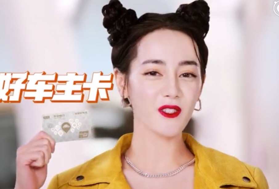 她的輪廓天生很深,無論成熟和可愛的風格也可以輕鬆carry,但近日她的樣子完全不像以前般甜美!特別在廣告大特寫鏡頭中,就看到她的顴骨高相當高,而且兩頰凹陷,雙目失神,笑容僵硬,像機械人在讀對白一樣。