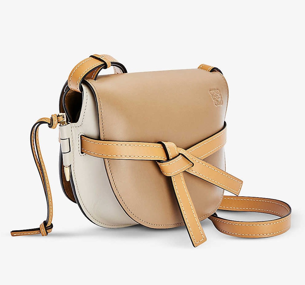 【LOEWE名牌手袋】這款手提包卻更具專業感，多出一份女強人的氣勢來，難怪成為了不少 OL的必搶款！