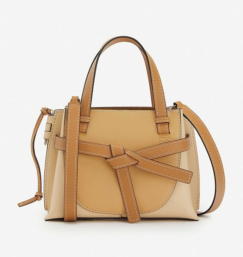 【LOEWE名牌手袋】這款以最有名的Gate系列經典馬鞍袋再改造，把包身的正面蝴蝶結皮帶變大，超顯質感！