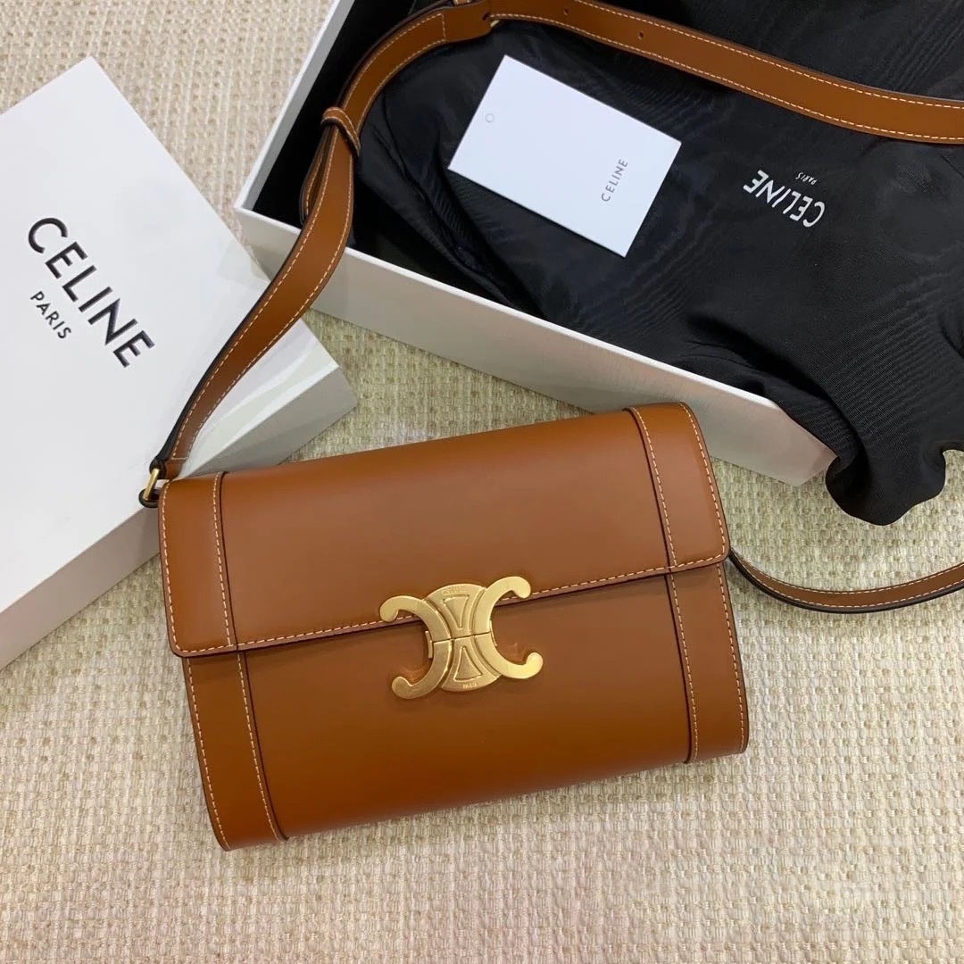 【CELINE手袋】STRAP BAG TRIOMPHE IN NATURAL CALFSKIN
