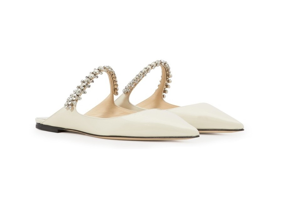 【Jimmy Choo婚鞋】如果你本身是個子較高的女生,想選一些平底鞋的款式,這款簡約白配上大珠飾鞋帶也打造得很精緻!