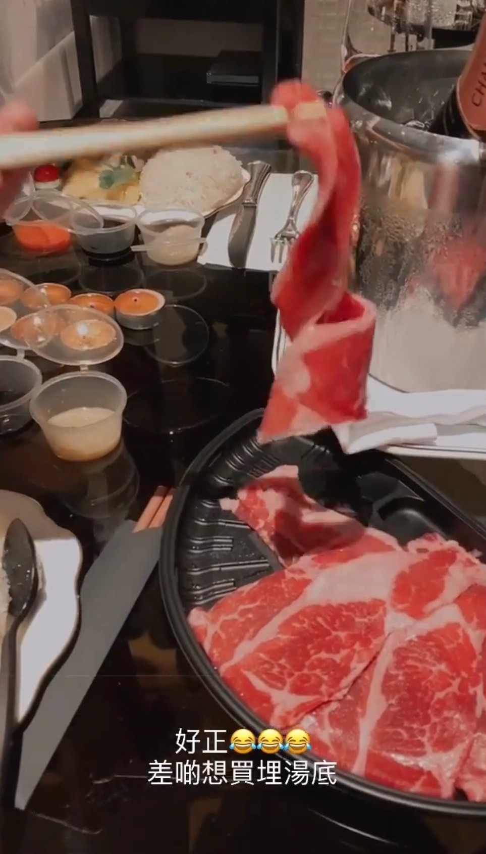 其後,該名港女就在房內用餐,期間她和男友更取出自備肥牛,用熱水煲來恰熟肥牛吃。她和男友吃的非常滋味,更在限時動態中揚言:「好正!差啲想買埋湯底!」事後,港女的行為被截圖並放到討論區上議論。