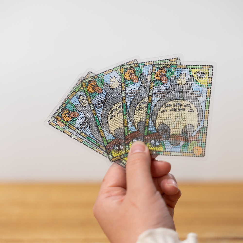 你並沒有看錯,以下是同一張牌喔!返過來就是龍貓的樣子,設計超有琉璃感,顏色也非常有大自然的感覺~