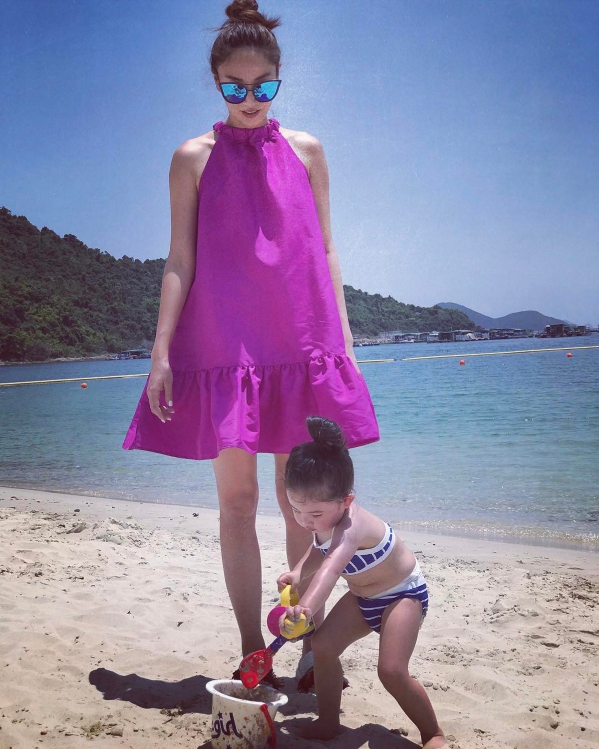 當YUMIKO有了女兒梁浸浸後,就決定不讓女兒走回自己小時候的路,實行一個放養態度