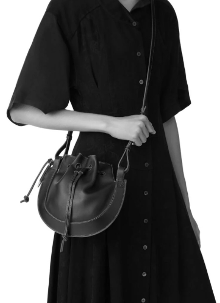 Loewe 的 Horseshoe 手袋於今年 3 月初次登場，