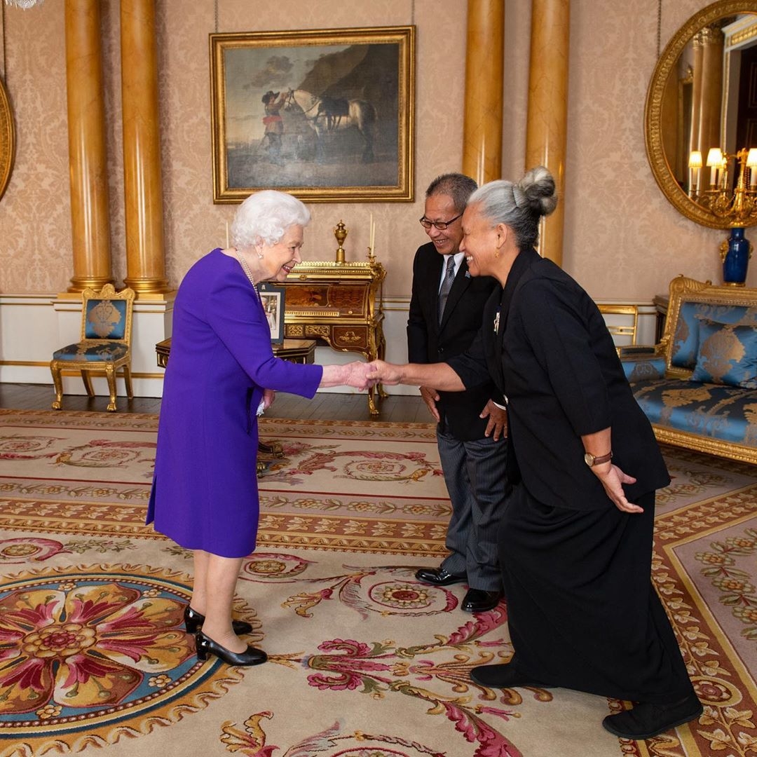 【英國王室職位-英女王】因為英女王每次換新鞋時都有磨腳的問題，因為英女王經常要到處走，所以一雙舒適的鞋對她來說是很重要的。