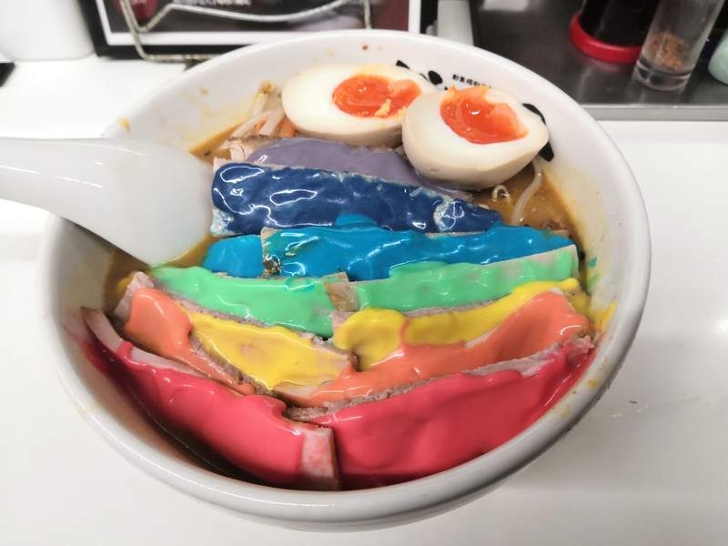 拉麵一開賣就立刻引發話題,彩虹的用色非常繽紛,非常少女心~彩虹芝士鋪在熱騰騰的拉麵上,視覺上實在是讓人很有驚喜,而且芝士也是少女們熱愛的食材,想必口味和賣相也一樣好!拉麵有7塊叉燒,每塊也淋上不同顏色的7色芝士醬!