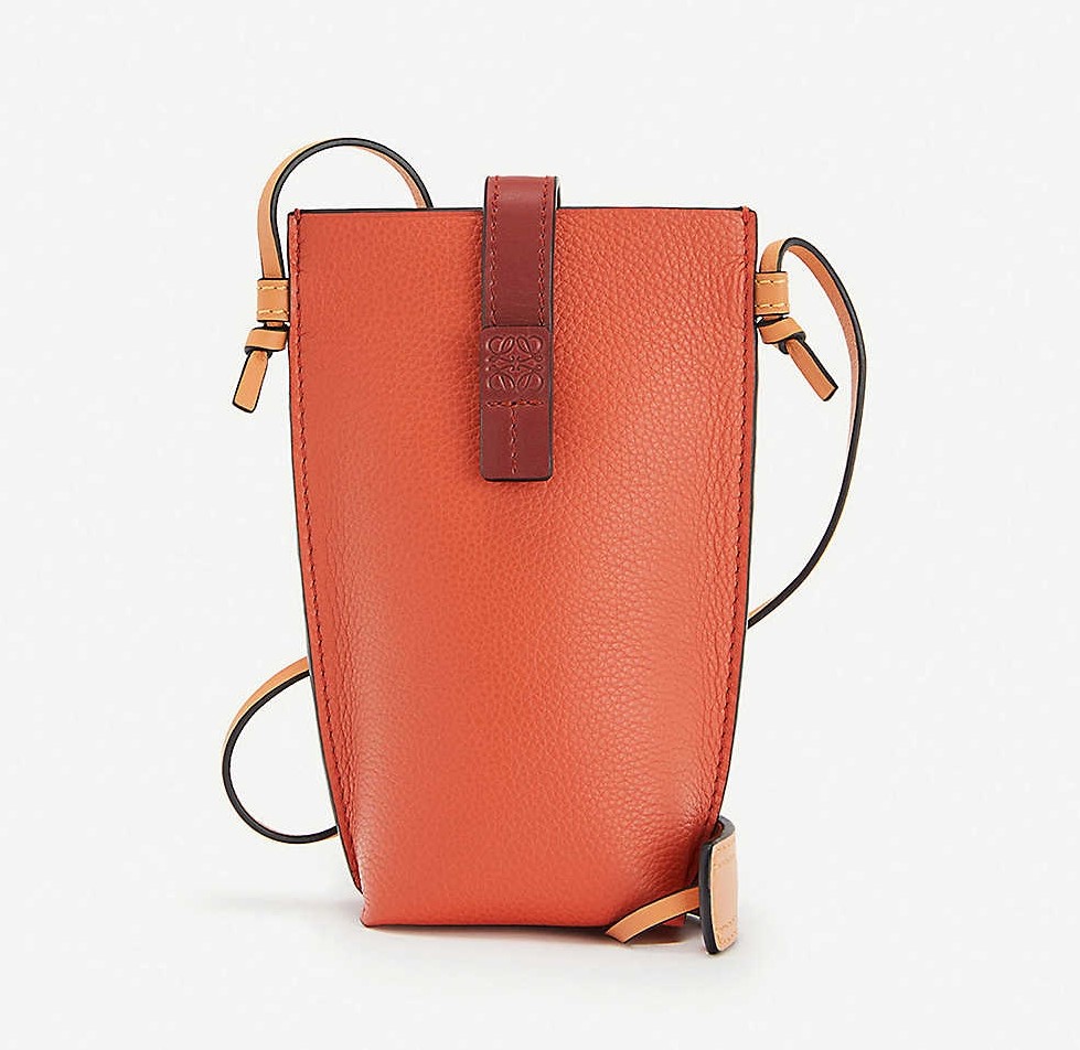 【LOEWE名牌手袋】另一款就是較為罕見的LOEWE迷小手機袋，如果日常到附近逛逛，沒太多東西拿出門，這個就一定很適合你