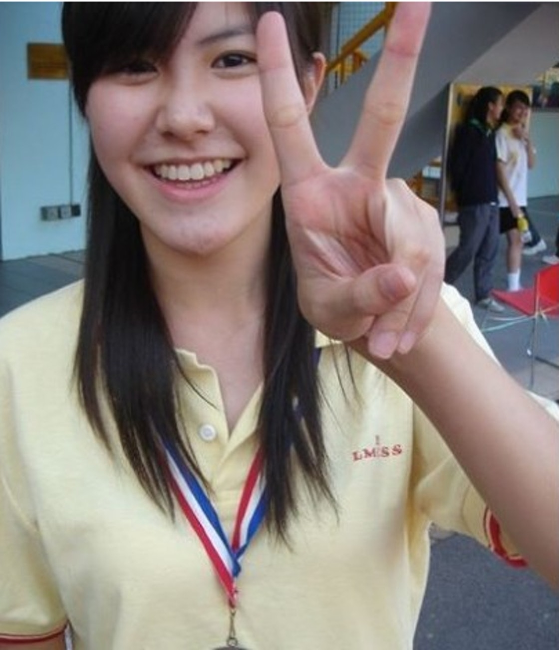 【香港女明星學生相】劉佩玥學生時期的相片其實跟現時分別不太大,身穿運動服裝的她更顯清純脫俗,而從小到大的臉型都是肉肉的模樣,看來肉肉臉的確是很難減掉