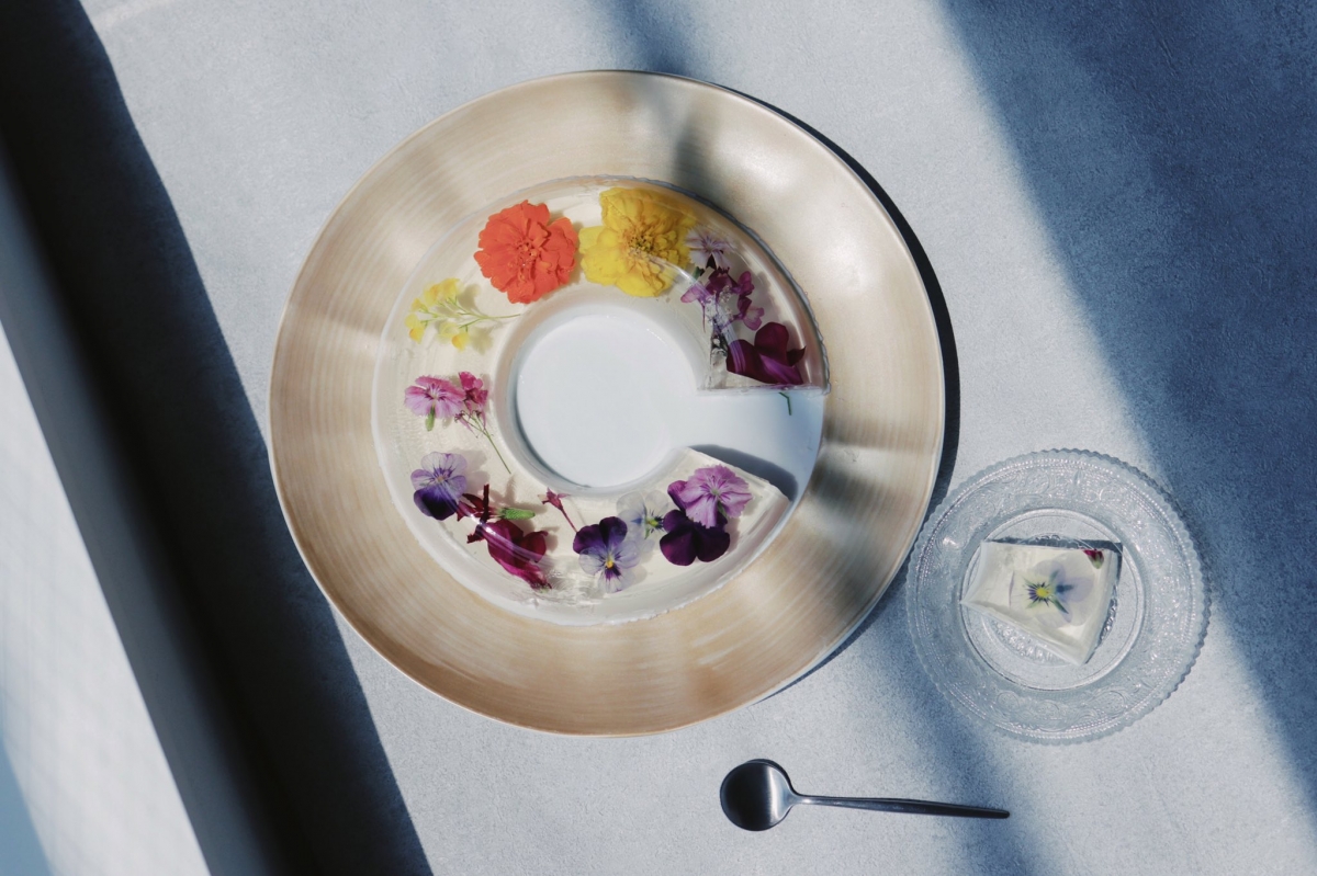 在Tomei Nohito的透明世界中，不平凡的食材還包括了鮮豔奪目的鮮花！