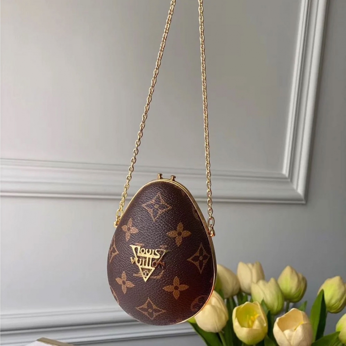 【LV AirPods Case】恐龍蛋包款早於上年春夏秀上首登場,當時此特殊造型就引起關注,更成功搶下這幾季的話題包款