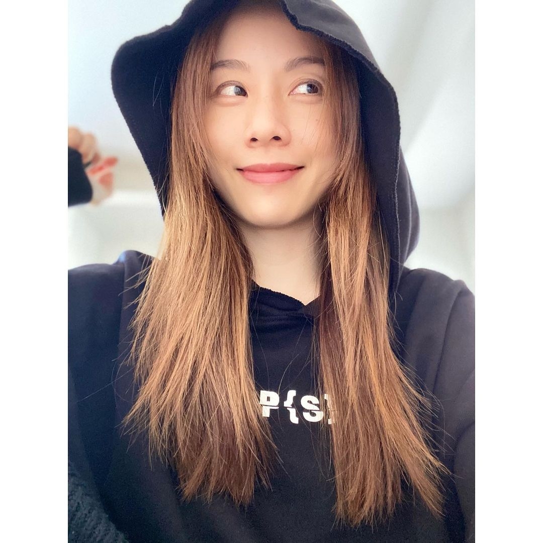 Stephy鄧麗欣近年在愛情方面也大方認愛,自與台灣藝人王子(邱勝翊)拍拖後,不時在社交平台公開留言,甜蜜放閃,令一眾粉絲都閃瞎了雙眼呢