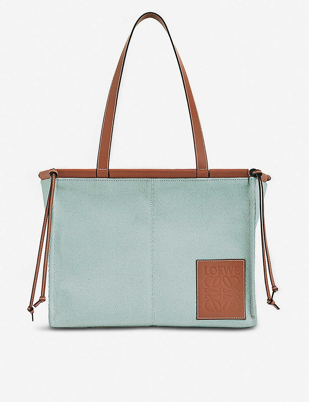 【LOEWE名牌手袋】LOEWE的「Cushion」以帆布製成及皮革加固，其特色就是超大容量的空間可以一次收納很多東西