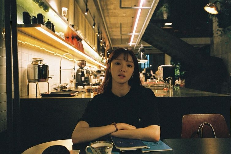 這個Pose的重點其實落在了表情上，保持無表情非常重要，當然也有一定的難度。動作的其中一個小技巧就是將頭微微上揚，仿佛在藐視鏡頭的眼神，絕對是希望走型格冷酷路線的女生必備姿勢～