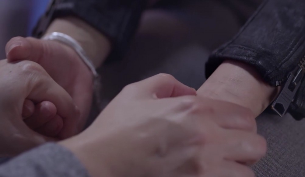 少霞看到子欣手腕上的傷痕,便心痛說:「我一直以來都知道你不開心,只是不敢問你,怕一問你就走,我根本不知道要怎樣關心你」子欣發現媽媽一直以來其實不是不關心,知道了彼此的心底還是很愛大家,哭成淚人。