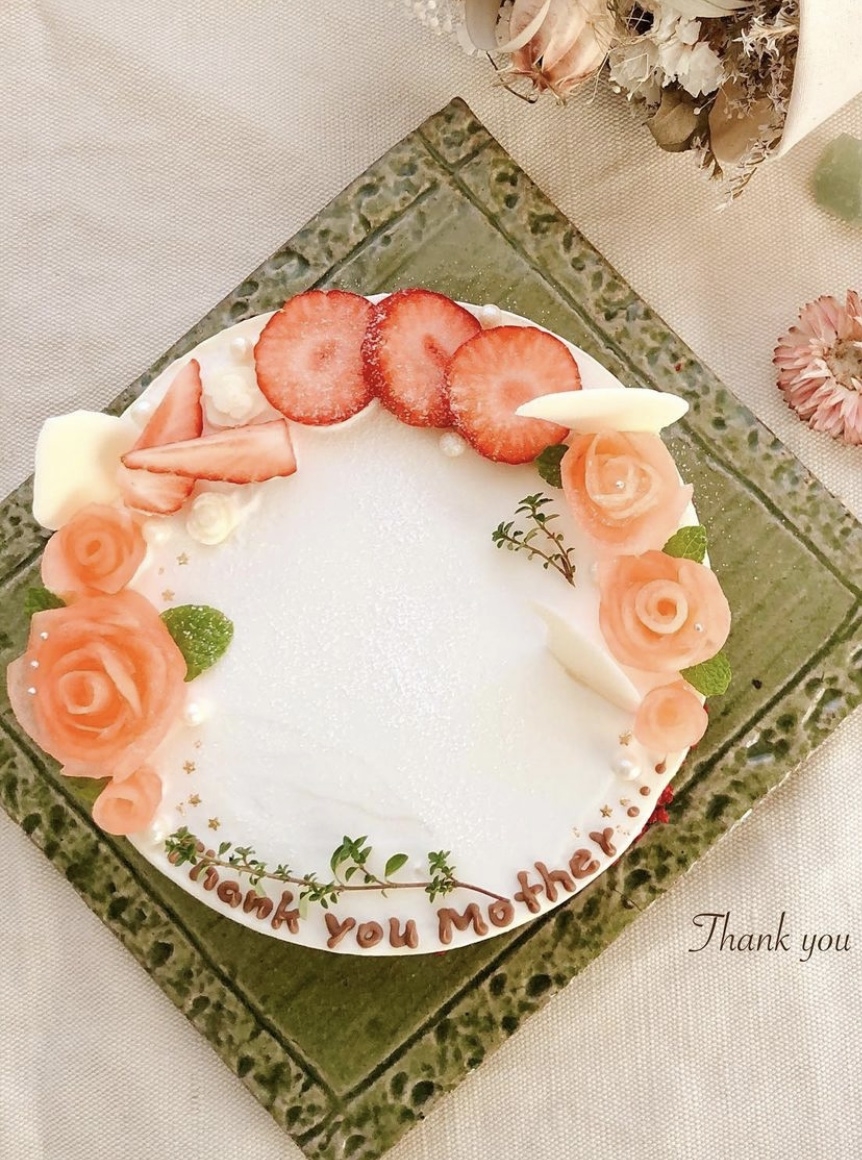 經過裝飾後，甜品精緻度提高，讓人看起來高級一百倍！送人的話，也會讓人感覺到你的心思，簡單一步就幾乎可以媲美商店中賣的甜品，一定要秒速學起來～不過這個程序也非常靠功夫，在家裏多練習一定可以造出日系可愛的甜品！