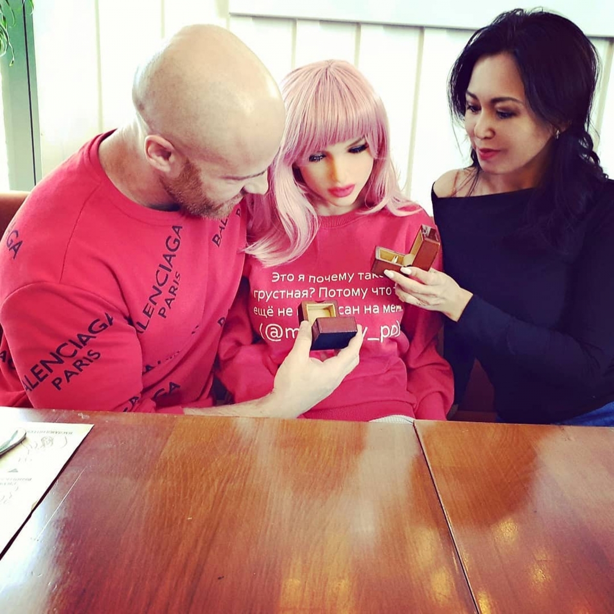 Yuri Tolochko跟吹氣公仔女友Margo在拍拖8個月後,就視對方為終生伴侶,於是在上年12月就跟她求婚