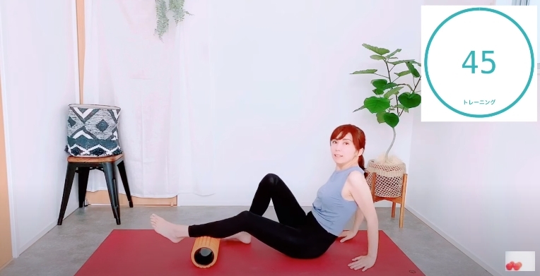 【瘦小腿運動】第四步需要找一個滾輪作輔助,把左邊的小腿置於滾輪上方,而右邊小腿則屈膝,雙手則置於後方以支撐身體