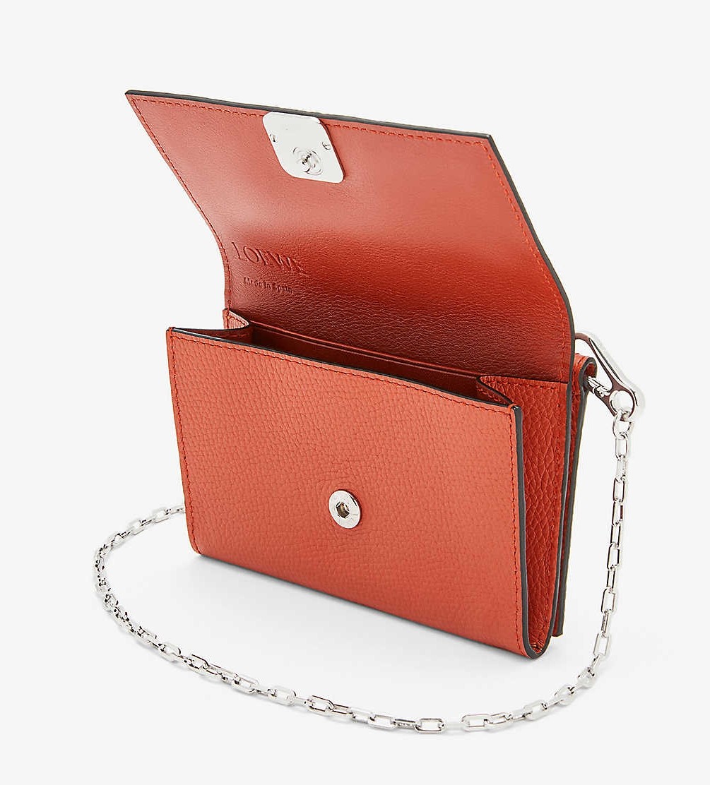 【LOEWE名牌手袋】這款LOEWE最基本的翻蓋手袋包夠簡約別緻，手袋的正下方的翻蓋位置以ANAGRAM花紋作小裝飾