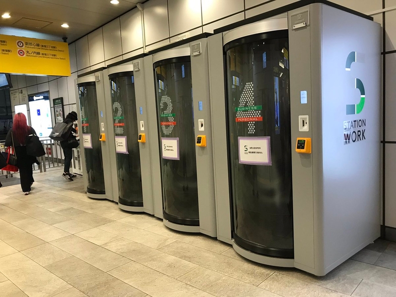 香港地方淺窄，有些人在家裏真的沒辦法工作。在日本市面上就已經有不少的膠囊辦公室出租！最神奇的是在日本的地鐵站中也有不少個，供乘客在中途如果急需辦公或開會時也可以有一個寧靜又方便的空間活動。在日本這些膠囊辦公室可說是常常爆滿！不過早在幾年前，在紐約市拉瓜迪亞機場也曾設置了膠囊辦公室供過夜遊客使用。