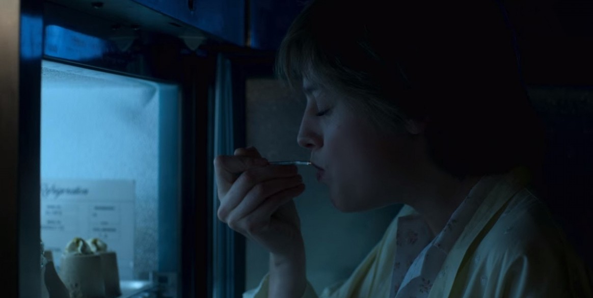 後來戴安娜的情緒甚至更崩潰到患上了暴食症—夜深時情緒不好就偷偷到廚房找食物塞飽自己，回房間後又開始扣喉，不斷輪迴，這一幕在《王冠》一劇亦有重現！